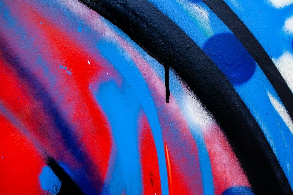 Industrial spray painting of steel components